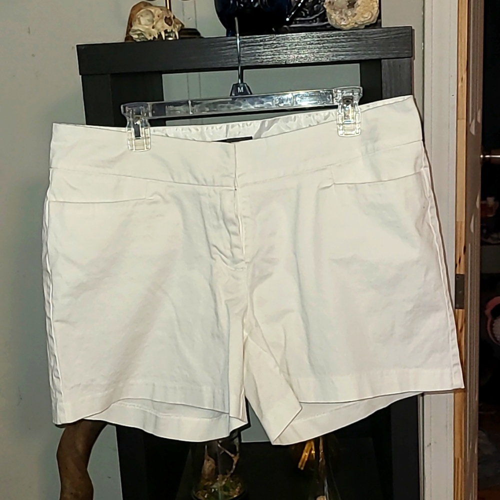 The Limited womens sz 14 flat front shorts, White, EUC.